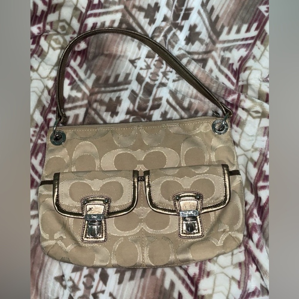 Tan coach handbag, and very good condition. Limited edition.